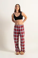 Pantalón largo de viyela a cuadros rojos, blancos y negros, con cintura elástica y interior afelpado.