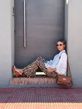 Sandalias de cuero color marrón con plataforma y pulsera al tobillo.