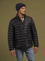 Campera puffer color bordó con cierre frontal y bolsillos laterales con cierre.