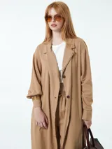 Túnica gris de lino y viscosa, de manga larga con botones y bolsillos laterales.