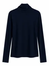 Polera de manga larga en color tostado, confeccionada en tejido suave con cuello alto tipo tortuga.