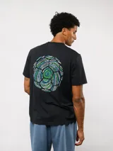 Remera de manga corta color blanco con cuello redondo. Presenta un pequeño logo circular de Umbro estampado en el pecho con la leyenda 'Born to Play'.