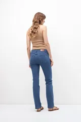 Pantalón jean de corte recto, color celeste.