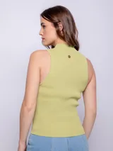 Top negro de tejido de punto, sin mangas y con cuello alto.