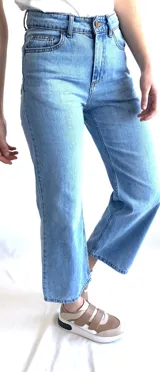 Pantalón de jean celeste de corte recto y tiro alto.