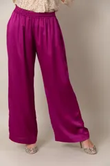Pantalón palazzo italiano de satén fucsia, con cintura elastizada y bolsillos laterales.