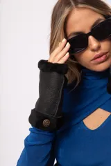 Guantes mitones negros de cuero con borde de lana natural.