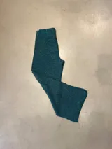 Pantalón acampanado de tejido de punto con lurex y viscosa, con pequeños tajos a los costados. Hilado "made in Italy" de alta calidad y sustentabilidad medioambiental.