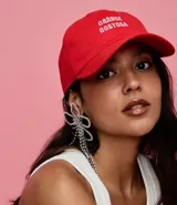 Gorra de sarga de algodón color rojo, con visera curva y ajuste trasero. Presenta bordado en la parte frontal con el texto "GRANDE GOSTOSA" en letras blancas.