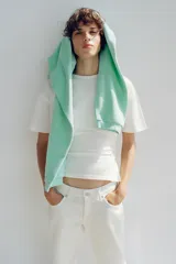 Camiseta blanca de cuello redondo y manga corta, con detalle de cordones ajustables en los laterales.