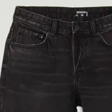 Pantalón de jean negro con corte recto, tiro alto y cinco bolsillos.