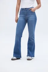 Jean de tiro medio, corte ajustado en cintura y caderas, con pierna acampanada.