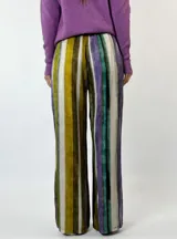 Pantalón de viscosa con estampado de rayas verticales en tonos verde, lila y blanco, de corte palazzo y cintura alta con elástico.