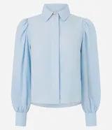 Camisa de crepé color negro, con cuello inglés, cierre frontal abotonado y mangas largas abullonadas con puños ajustados.