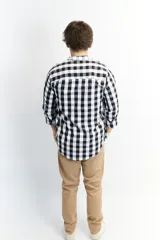 Camisa a cuadros blancos y negros, de algodón, con cuello mao y mangas largas.