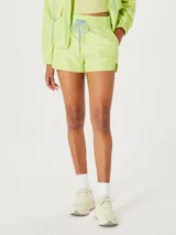 Short deportivo verde lima con cintura elastizada y cordón de ajuste azul.