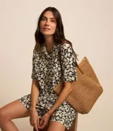 Short de tiro alto confeccionado en viscolino con estampa de caracoles, bolsillos delanteros con botones y detalle de pespunte.