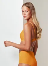 Soutien de micro tul y encaje color naranja, marca Montelle. Bajo busto con aro y copa formada. Breteles fijos, regulables. Abrocha detrás en tres posiciones.