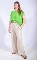 Pantalón de viscosa color negro, de corte palazzo, con cintura alta elástica y bolsillos laterales.