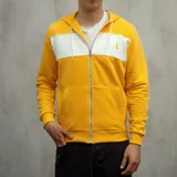 Campera con capucha de algodón color amarillo con franja horizontal blanca en el pecho y cierre frontal.