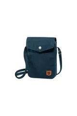 Bolso bandolera Fjallraven modelo Greenland Pocket, color negro, con correa ajustable y logo de cuero en el frente.