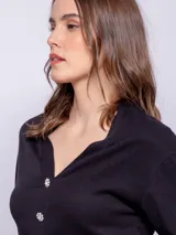 Cárdigan corto color beige, de manga larga y escote en V. Tiene cuatro botones brillantes.