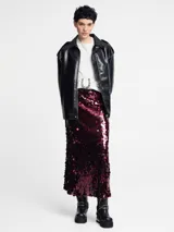 Falda midi de lentejuelas color borgoña, con cintura elástica y corte recto.