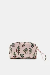 Neceser pequeño rectangular acolchado color rosa con estampado de flores y plantas. Tiene cierre con cremallera y asa de mano a tono.