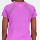 Remera deportiva New Balance Impact Run para mujer, color lila, de manga corta y tejido de malla transpirable con tecnología NB ICEx de secado rápido.