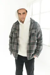 Sobrecamisa de paño con diseño escocés a cuadros en tonos gris, verde y marrón.