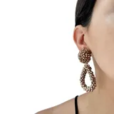 Aros colgantes con base circular de mostacillas turquesas y dije de lágrima tramado con cristales de colores.