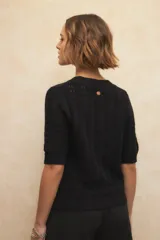 Top tramado color crudo, de manga corta, cuello redondo y elástico en la cintura y mangas.