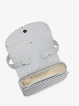 Bolso bandolera Diesel modelo 1DR, color plateado con glitter, con asa corta y correa larga extraíble. Presenta solapa con cierre magnético y logo ovalado "D" metálico en el frente.