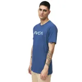 Remera azul con logo RVCA estampado en blanco en el pecho.