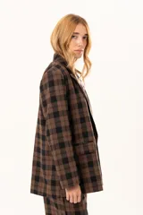 Blazer de corte sastrero con estampado de cuadros en tonos marrón chocolate y negro, con solapas clásicas y diseño estructurado.