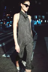 Vestido midi con cuello halter fluido y hombros descubiertos. Presenta un diseño de espalda descubierta, corte evasé y cierre con botones en el cuello. Confeccionado en una mezcla de algodón y viscosa con estampado de lunares pequeños.