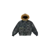 Campera puffer Supreme de True Religion, color azul marino de denim, con capucha desmontable ribeteada en piel sintética marrón. Cuenta con cierre frontal con botones a presión y múltiples bolsillos con solapa y costuras en contraste.