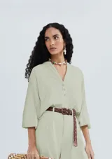 Blusa verde a rayas verticales con cuello en V y cierre frontal con botones. Mangas 3/4 y corte holgado.