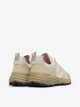 Zapatillas color beige con detalles en blanco y suela marrón. Fabricadas con materiales reciclados y caucho del Amazonas.