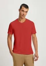 Camiseta de manga corta con cuello en V, color rojo, confeccionada en tejido flamé que le da una textura ligeramente irregular.