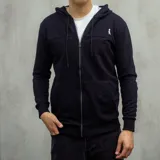 Campera con capucha y cierre frontal, color negro, con logo bordado en el pecho.