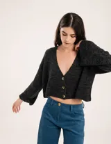 Saco tejido en mohair color gris oscuro, largo a la cintura con mangas oxford y botones marrones.