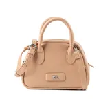 Cartera mini de estilo clásico confeccionada en símil cuero color nude, con cierre superior, asas fijas y correa regulable extraíble. Presenta herrajes plateados y logo metálico frontal.