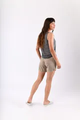 Conjunto de pijama gris oscuro, compuesto por musculosa con ribete color beige y short con ribete color beige.
