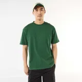 Remera lisa de corte oversize y cuello redondo, de manga corta y diseño holgado en color verde.