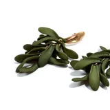 Aros colgantes con base dorada y múltiples piezas colgantes en forma de hojas color verde oliva.