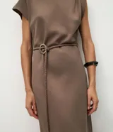 Vestido midi de sastrería color marrón, con cuello redondo, mangas cortas y corte recto. Incluye un cinturón fino ajustable con detalle metálico en la cintura.