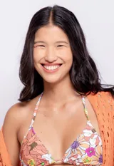 Top de bikini con estampado floral multicolor, corte triangular, tirantes finos para atar en cuello y espalda, forro y copas desmontables.