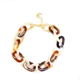 Collar corto con eslabones grandes de resina en color carey, beige y transparente. Cierre de mosquetón dorado con cadena para regular el largo.