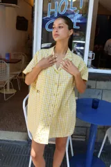Vestido corto amarillo a cuadros blancos, con cuello mao, botones a tono, logo bordado a contratono en el frente y corte oversized.